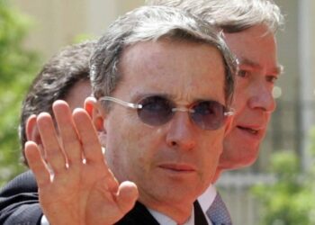 El Frente Antiimperialista Internacionalista demanda la retirada del Premio Cortes de Cádiz al expresidente Álvaro Uribe