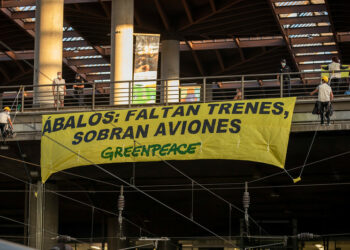 Greenpeace pide a Ábalos más trenes y menos aviones para frenar la crisis climática