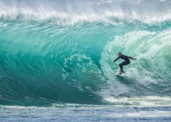 El surf se consolida como deporte de moda este verano