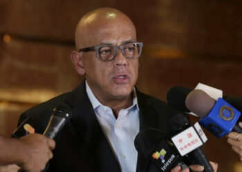 Gobierno venezolano y oposición moderada relanzan la Mesa de Diálogo Nacional a un año de su creación