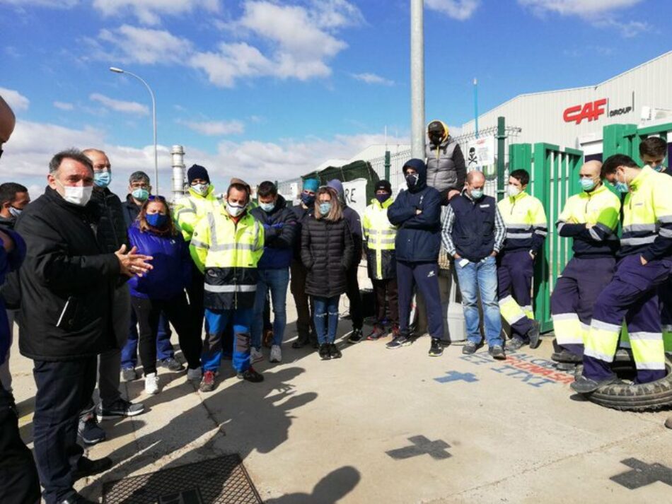 Enrique Santiago respalda en Navarra la lucha de la plantilla de Trenasa contra la amenaza de cierre y denuncia otro “impresentable caso de deslocalización” tras recibir ayudas públicas