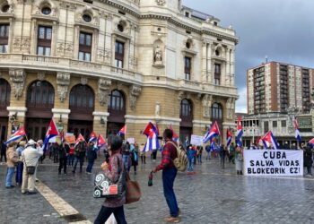 La emigración cubana se manifiesta en Bilbao contra el bloqueo estadounidense