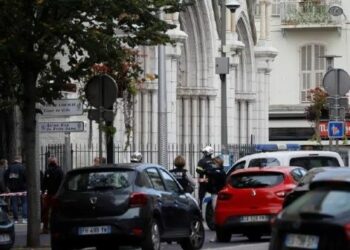 Múltiples ataques en Francia y sedes francesas en el exterior dejan al menos tres fallecidos