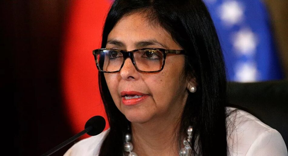 Vicepresidenta de Venezuela llega a Moscú para presentar la Ley Antibloqueo