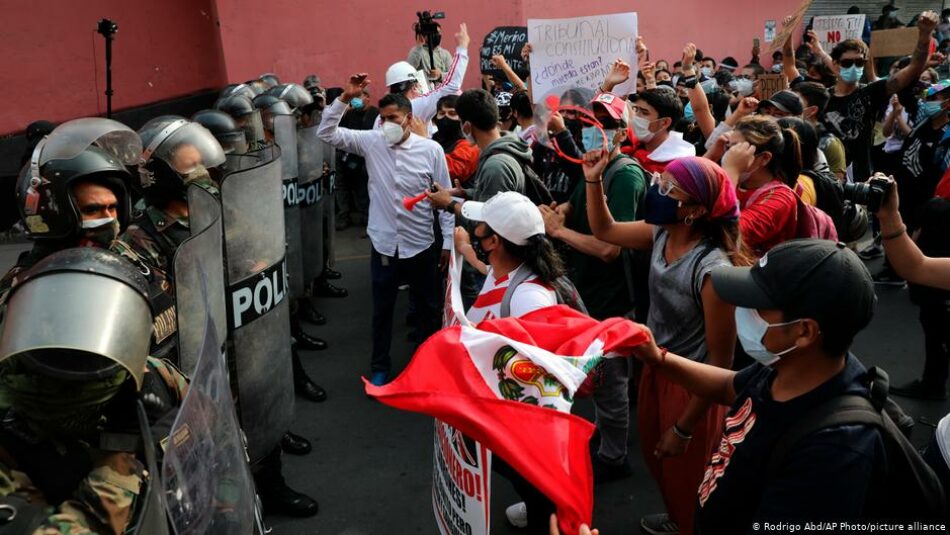 Dos muertos en la represión de las movilizaciones contra la crisis política en Perú