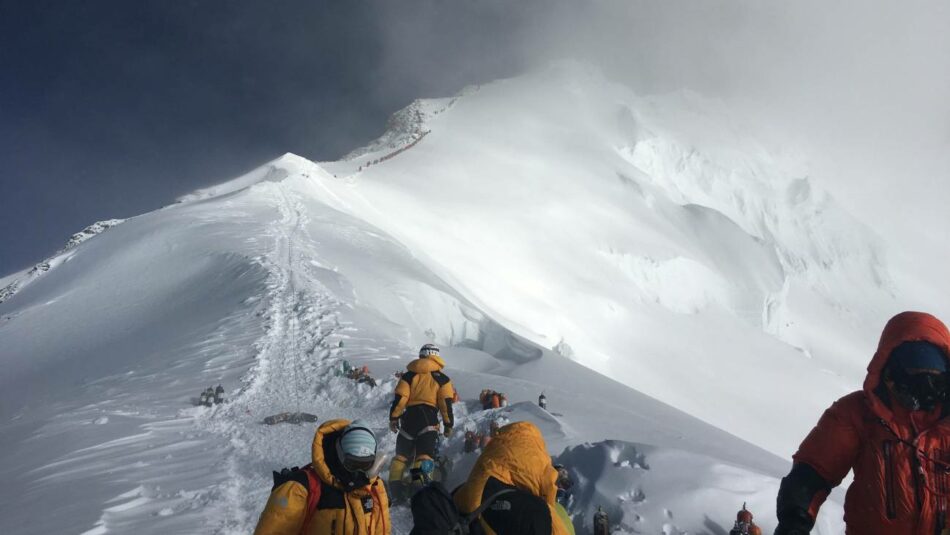 Calor, deshielo y microplásticos: lo que revela la mayor expedición realizada en el Everest
