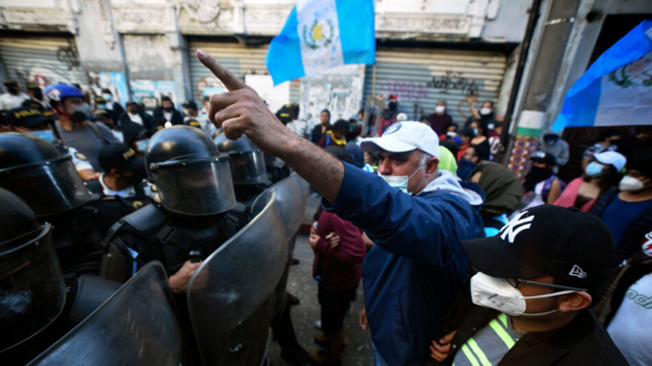 La policía reprime violentamente las movilizaciones contra el presidente Giammattei en Guatemala