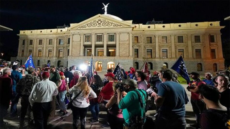 Seguidores de Trump intentan asaltar centro electoral en Arizona