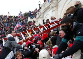 La justicia estadounidenses inculpa a 15 personas por el asalto al Capitolio