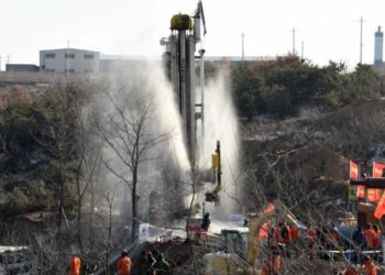 Rescatan a 11 mineros atrapados en una mina de oro en China