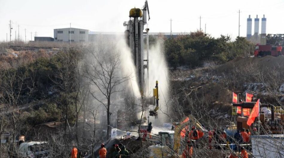 Rescatan a 11 mineros atrapados en una mina de oro en China