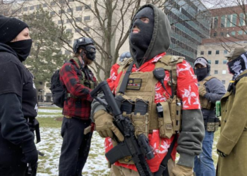 Manifestantes armados se reúnen frente a capitolios de EEUU