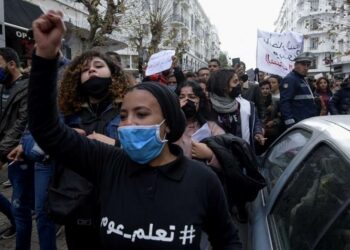 Protestas populares frente al Parlamento tunecino por la muerte de un manifestante