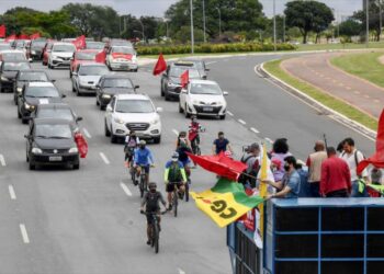 Brasileños se movilizan para pedir la destitución de Bolsonaro