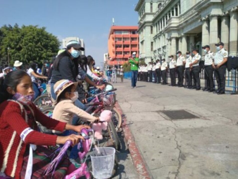 Niñas protestan por el incremento del asesinato y la desaparición de menores en Guatemala