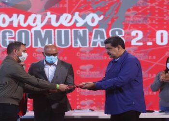 Presidente Maduro entrega leyes del Parlamento Comunal y Ciudades Comunales a la Asamblea Nacional
