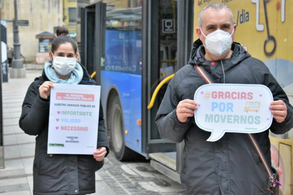 El voluntariado de Greenpeace sale a la calle en San Valentín para agradecer al personal del transporte público su trabajo