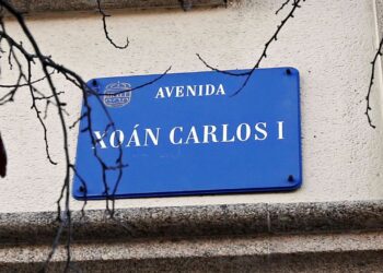 Pontevedra retira honores al emérito y cambia el nombre de la Avenida Juan Carlos I por Virxinia Pereira Renda