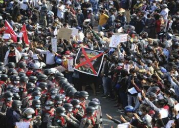 Reprimen protestas pacíficas contra el golpe militar en Myanmar