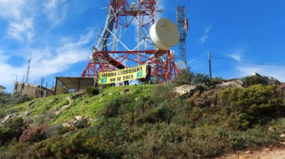 Despliegan una pancarta contra la subestación eléctrica en Sierra Carbonera