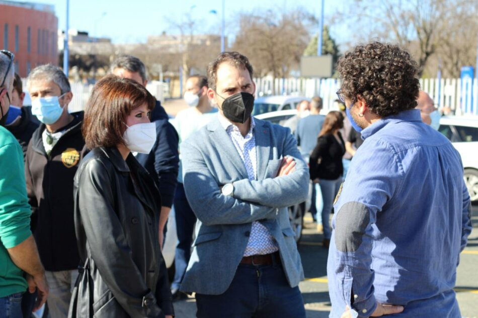 Podemos e IU reclaman a la Junta de Andalucía ayudas directas y urgentes para el sector del taxi que “no puede más”