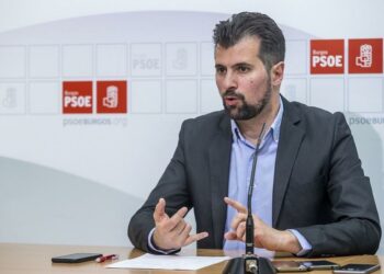 El PSOE presenta una moción de censura en Castilla y León y propone a Luis Tudanca como candidato