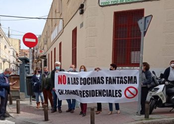 Concentración vecinal ante el Ayuntamiento de Madrid para protestar contra las cocinas fantasma