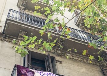 El mural feminista que nacía en Ciudad Lineal se multiplica y llega ahora a los balcones de Leganés