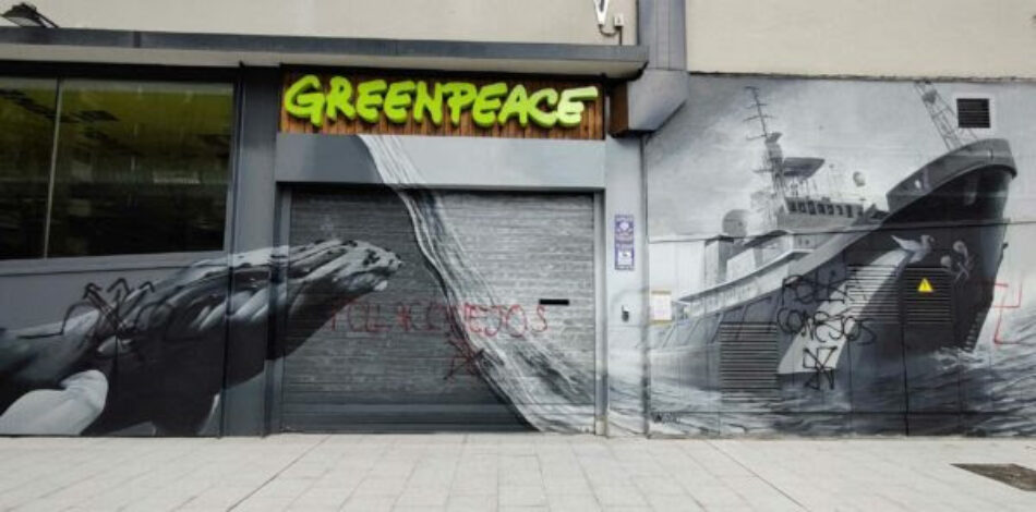 La sede de Greenpeace España aparece vandalizada con insultos y simbología nazi