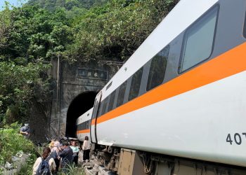Decenas de muertos y heridos al descarrilarse un tren en un túnel en Taiwán