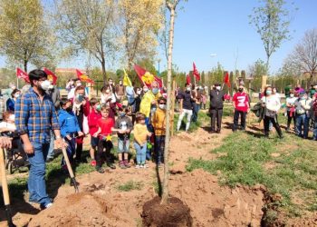 Plantan un árbol en Alcalá de Henares en recuerdo del exiliado político Efraín Pardo Moreno
