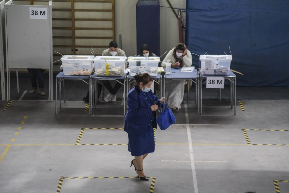 Elecciones en Chile: pierden los partidos de la derecha y el centro, ganan independientes y abstención raya en el 60 %
