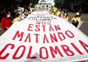 Denuncian nueva jornada de represión policial contra manifestantes en Colombia