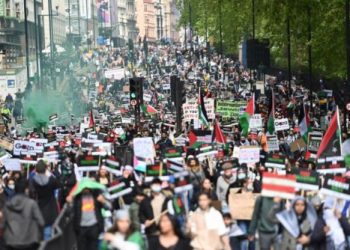 Miles de personas marchan en Londres en solidaridad contra los ataques israelíes en Gaza