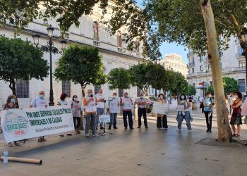 Más de un centenar personas se concentran en Sevilla para denunciar el colapso de los Servicios Sociales