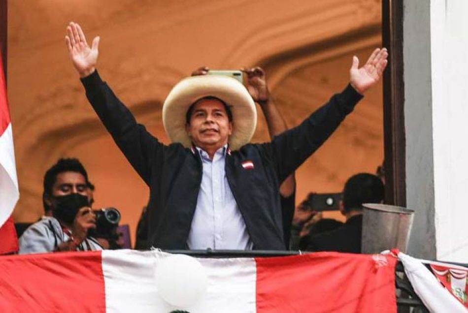 Llegan manifestantes a celebrar victoria de Castillo en Perú