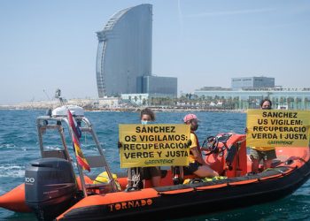 Puestos en libertad los dos activistas detenidos tras la protesta pacífica de Greenpeace en Barcelona para exigir una recuperación verde y justa