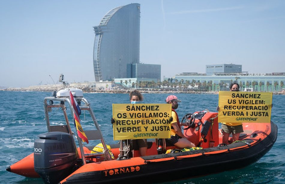 Puestos en libertad los dos activistas detenidos tras la protesta pacífica de Greenpeace en Barcelona para exigir una recuperación verde y justa