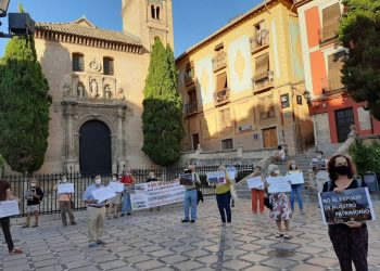 Decenas de personas convocadas por Granada Laica reclamaron frente a ‘Santa Ana’ la devolución del patrimonio público ‘robado’ por la Iglesia