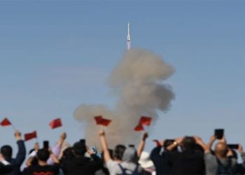 China lanza nave tripulada para construcción de estación espacial