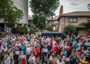 Continúan las concentraciones vecinales contra la propuesta de cierre estival de centros de salud en Madrid