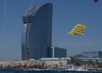 Greenpeace interrumpe la llegada de Pedro Sánchez a un acto sobre la reconstrucción económica para exigirle una recuperación verde y justa