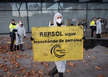 Absueltos los ocho activistas denunciados por Repsol por protestar en su sede por sus desmanes climáticos