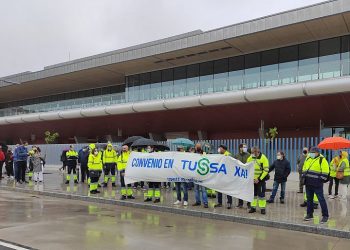 O persoal dos autobuses urbáns de Santiago de Compostela mobilízase en demanda dun convenio que unifique as súas condicións laborais