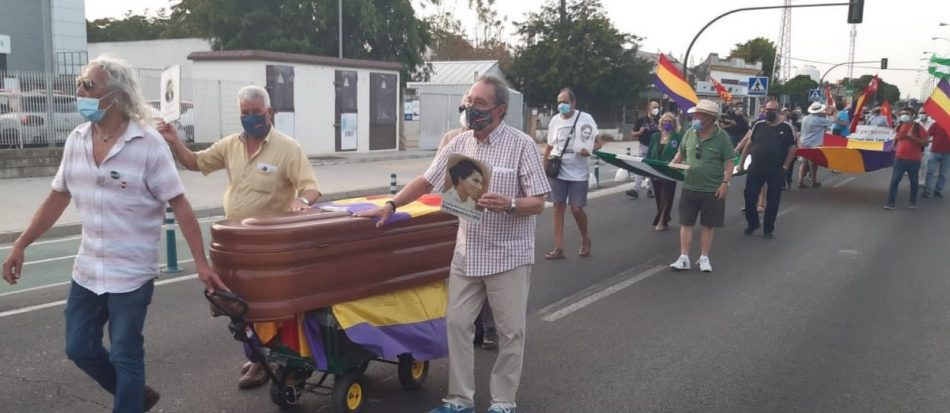 Un simbólico cortejo fúnebre exige la salida del genocida Queipo de Llano de la Macarena: #FascismoNuncaMás