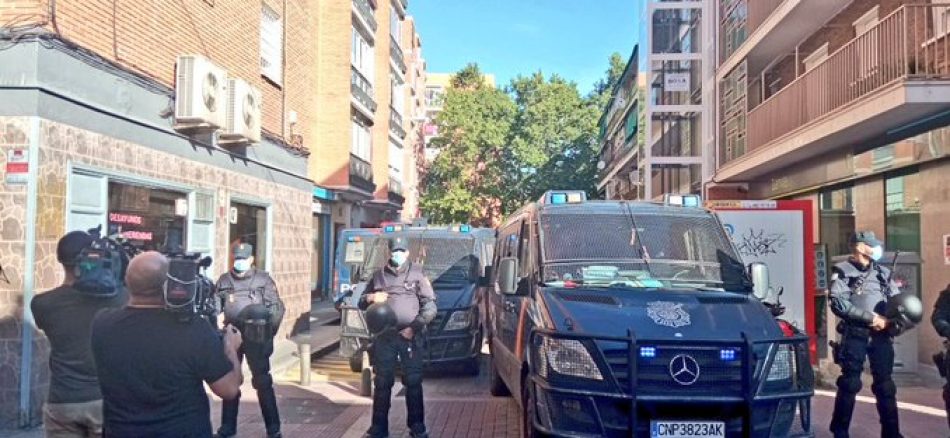 Decenas de antidisturbios acordonan Vallecas para desahuciar a una pareja y sus cuatro hijos