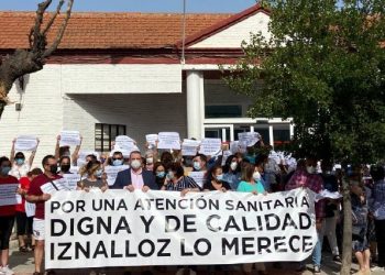 Iznalloz sale a la calle por una sanidad digna arropados por el ayuntamiento Acatuccitano