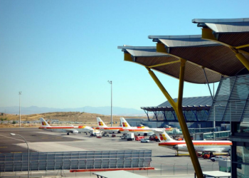 120 organizaciones reclaman al Gobierno cancelar las ampliaciones de los aeropuertos de Madrid y Barcelona