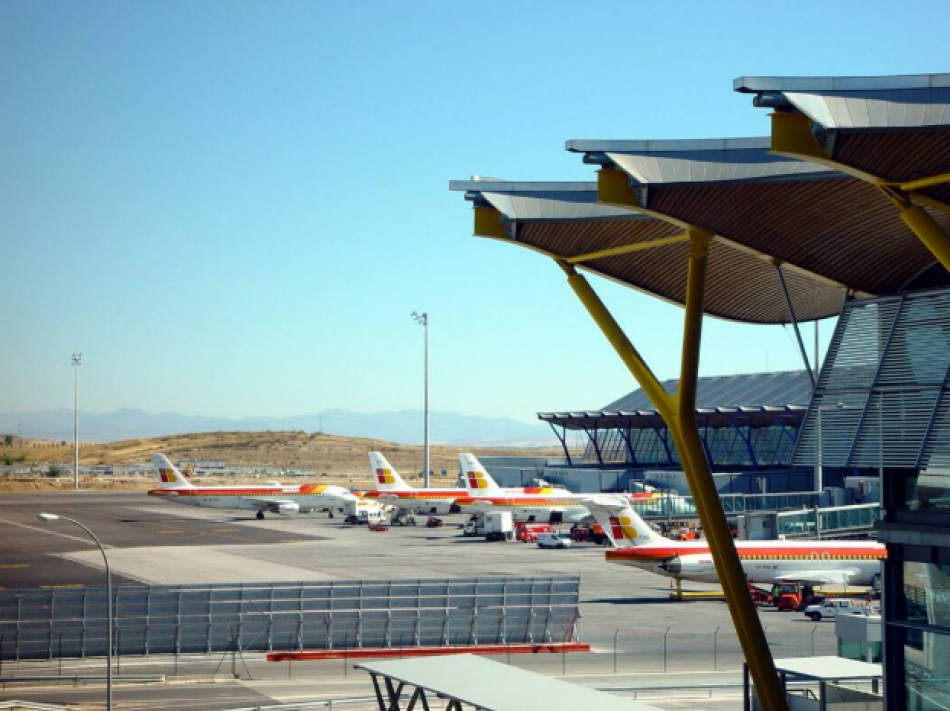 120 organizaciones reclaman al Gobierno cancelar las ampliaciones de los aeropuertos de Madrid y Barcelona