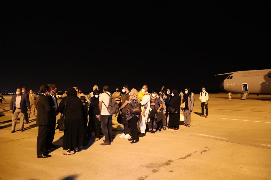 Un avión con 110 refugiados afganos llega al aeropuerto militar de Torrejón de Ardoz procedente de Kabul